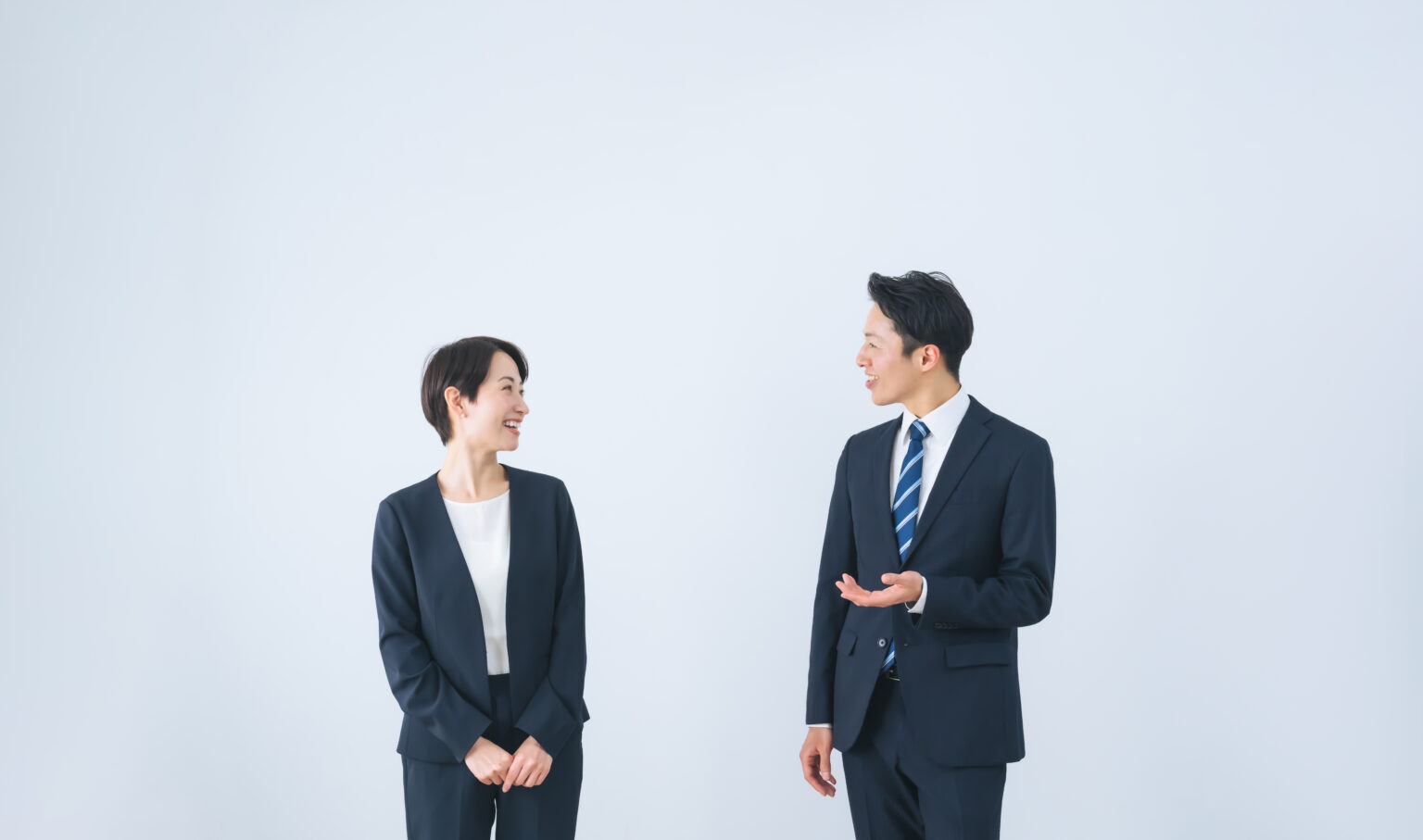 採用予算について打ち合わせをする担当者