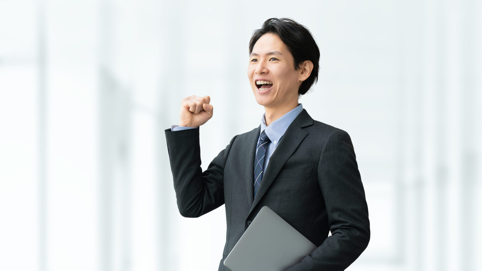 応募者の情報を確認する採用担当者
