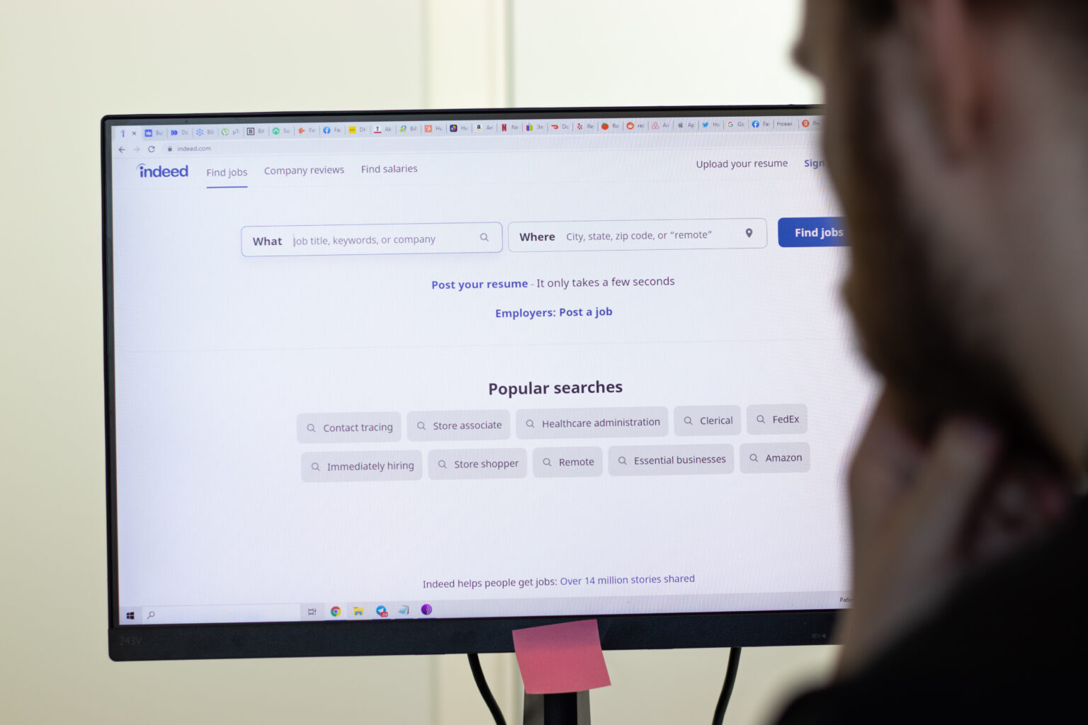 複数の求人サイトを確認する採用担当者