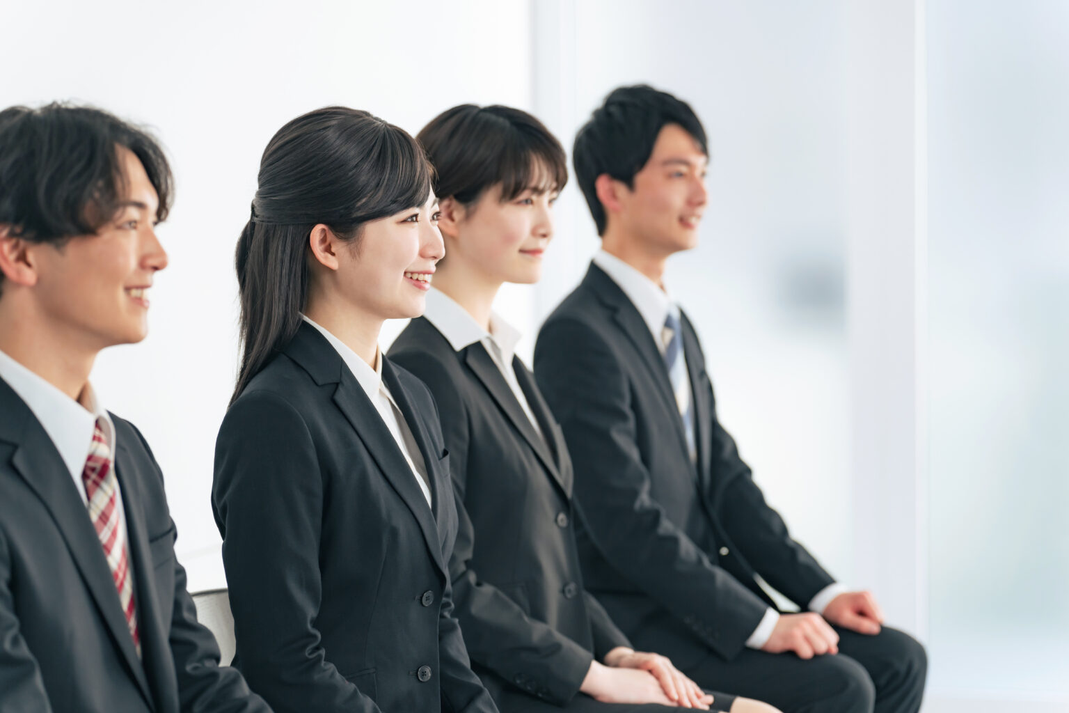採用について打ち合わせをする様子